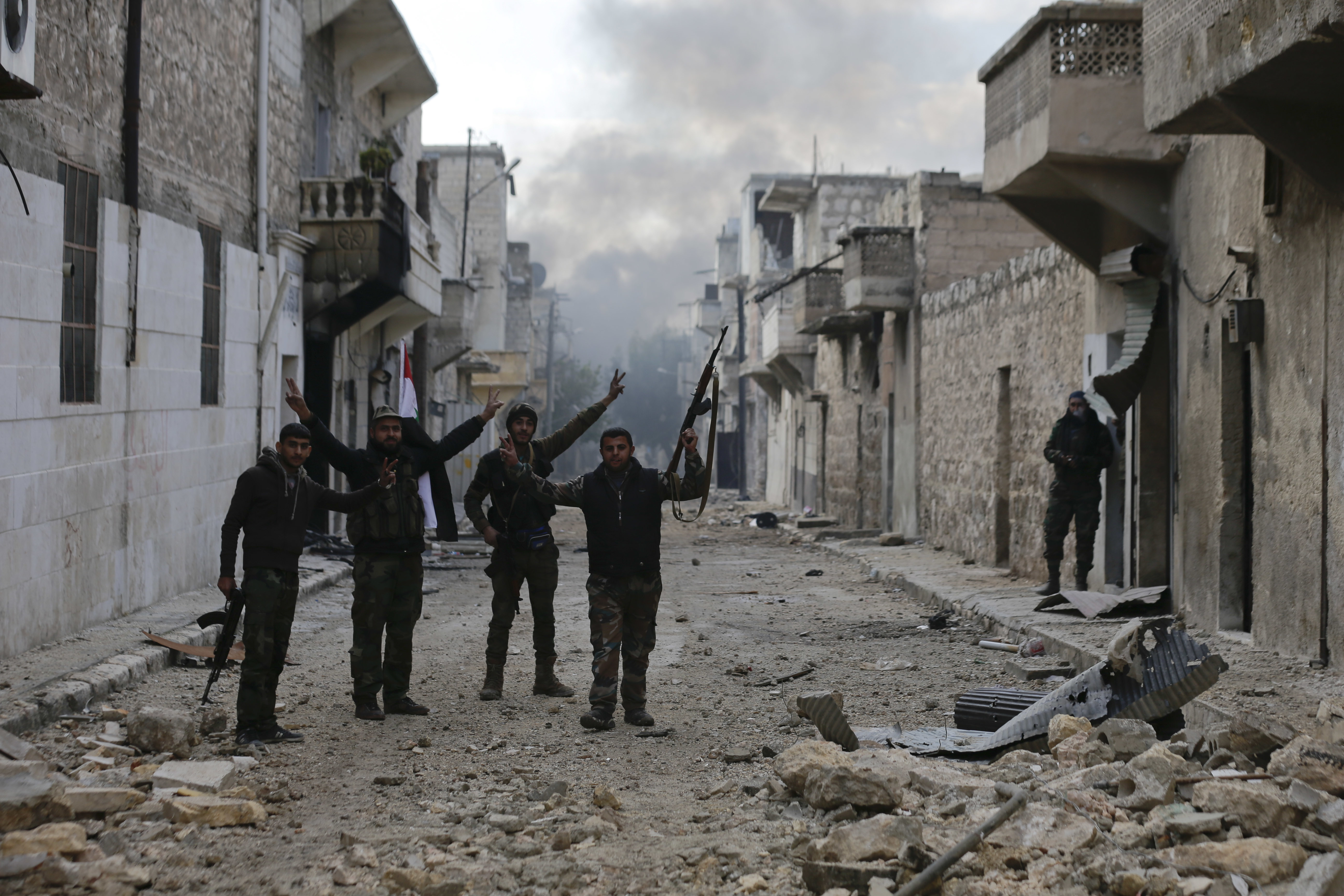 Syrian army soldiers flash the V for Victory-sign 