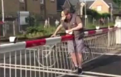 Cyclist level crossing